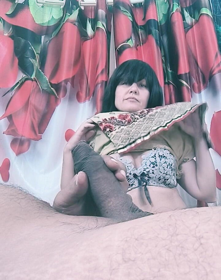 Bolly Karma: Грудаста мамка займається аматорським сексом