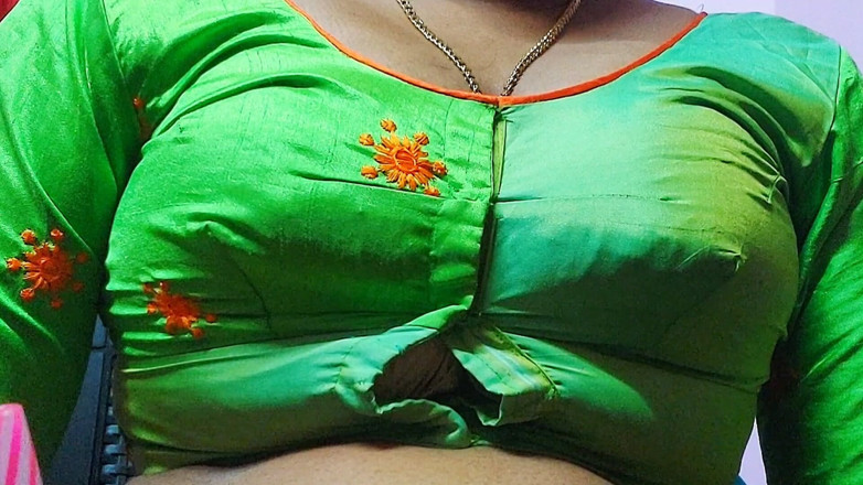 Desi Mohini: Professora peituda ensinou seu aluno "como fazer sexo" na sala privada