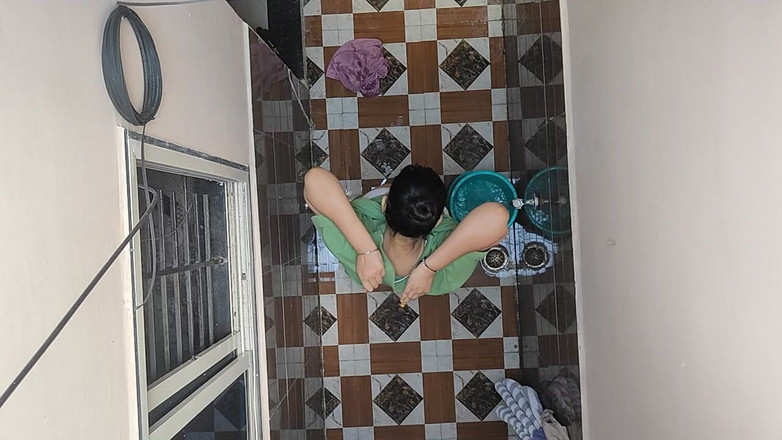 Hot crystal: 看到邻居的嫂子洗澡