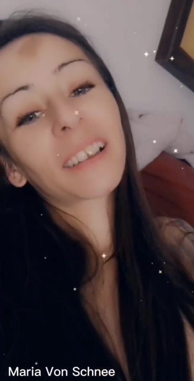 Maria Von Schnee: Đưa 4 ngón tay vào âm hộ của tôi