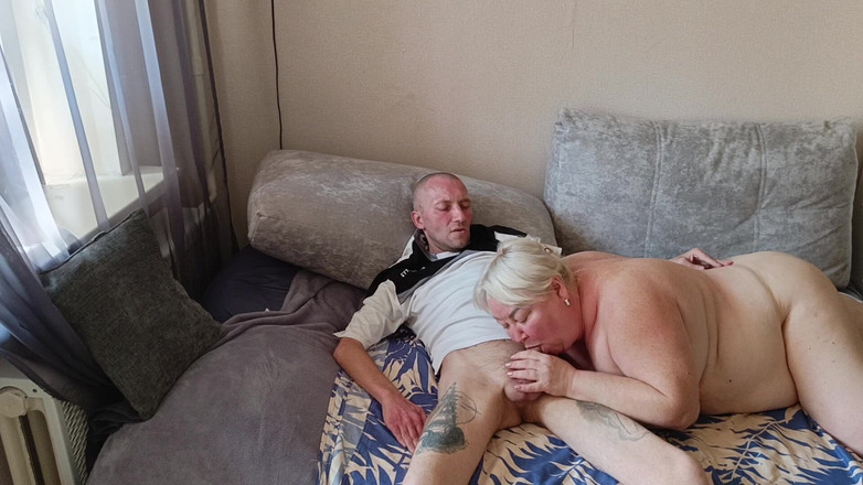 Zona901: Diepe pijpbeurt van een buurvrouw met het zuigen en slikken...