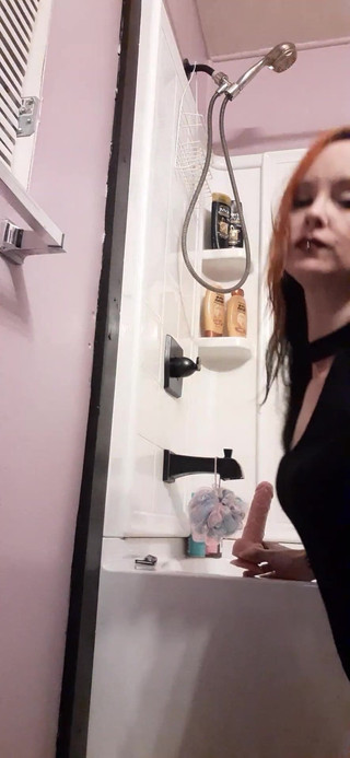 PandoraSG: Dipergunakan dan mainan dildo basah untuk seorang hamba