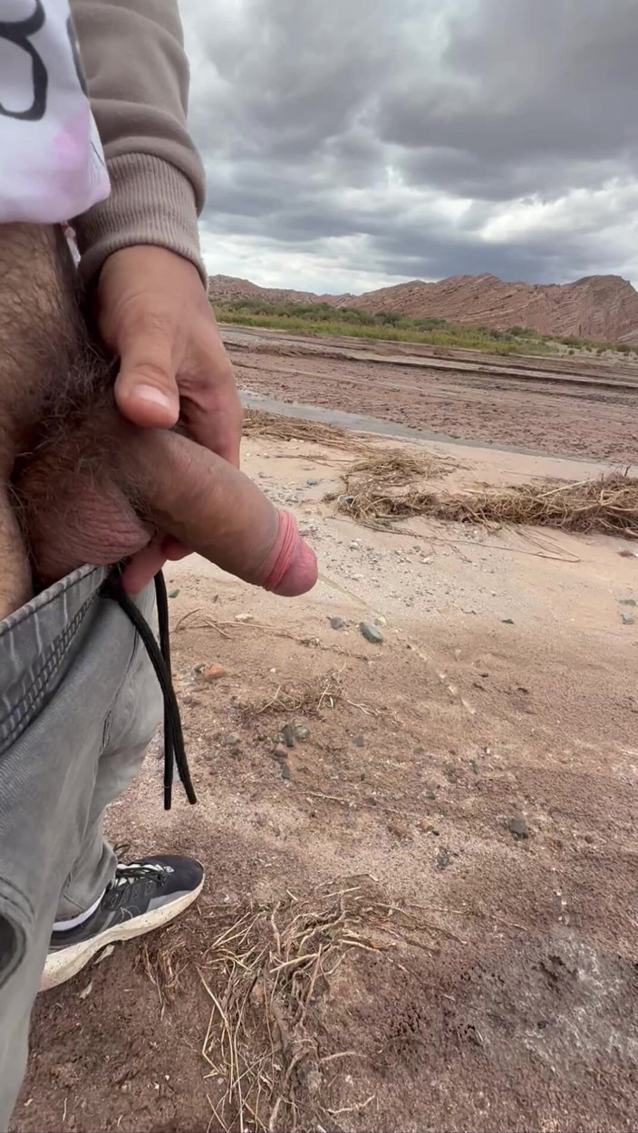 Max_Russell: Mladý Chlap S Neobřezaným Penisem Na Poušti