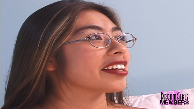 Dream Girls: Latin ateşli kız ilk videoda çıplak soyunuyor