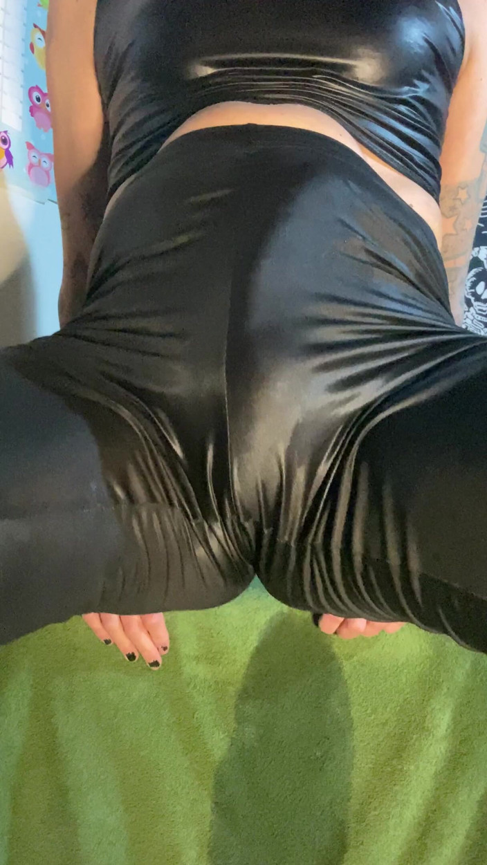 Wetlookshinyfan: Nasser und schmutziger spaß in glänzenden leggings