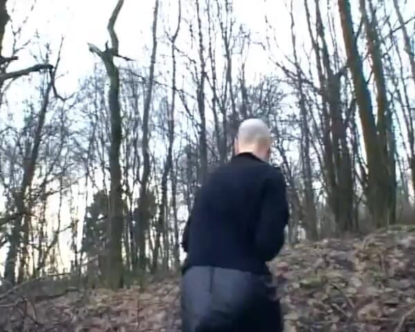 German's Fetish: jaahil jarman randi apni chhedi huee choot ke saath khel...