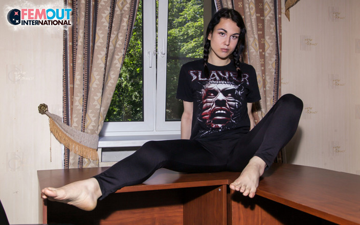 Femout XXX: Femout: ¡alisa Se Corre Muy Duro!
