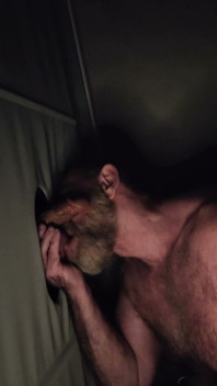 Bearded Man ve gloryhole
