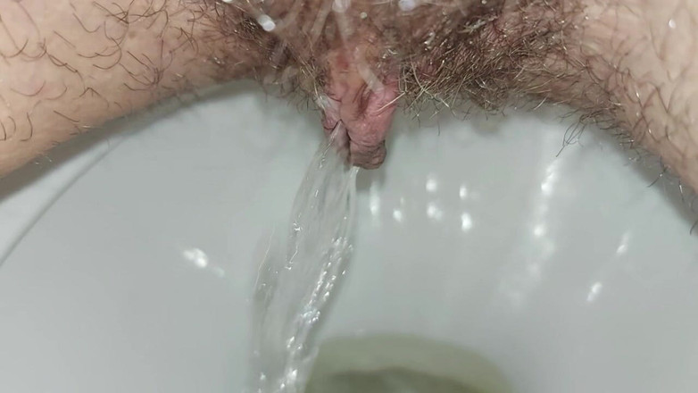 GinnaGg: Čůral jsem do záchodu.