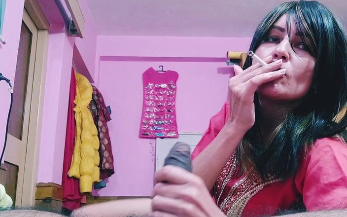Bolly Karma: Zlatíčko MILF se dotýká ptáka a hraje si při kouření