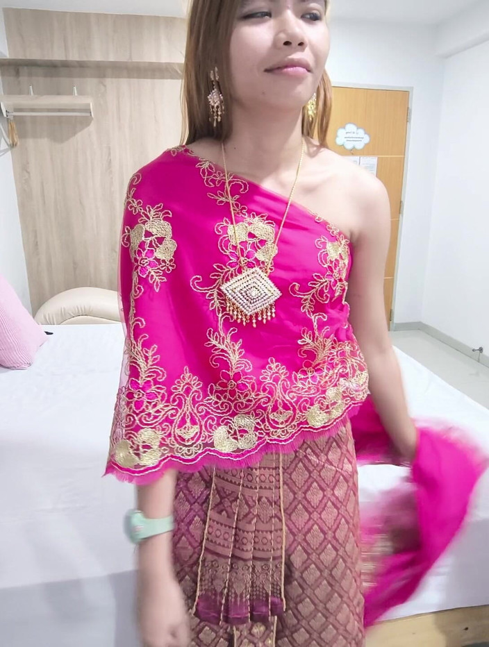 Daralux: Thajská dívka v růžových thajských šatech