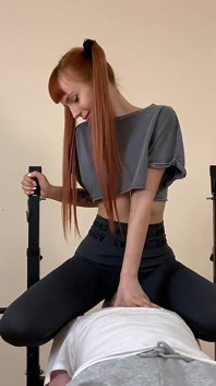 Fittadyrkan i yogabyxor av pigtailed styvsyster Kira och hennes subby styvbror