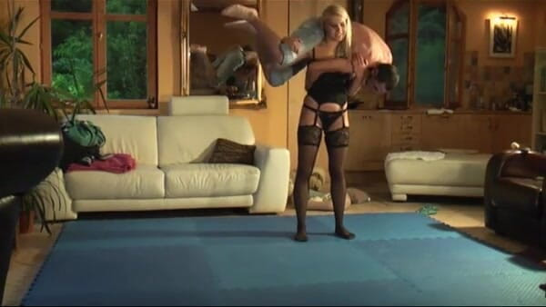 European Lift and Carry Club: Nena caliente en lencería sexy en juego de lucha libre