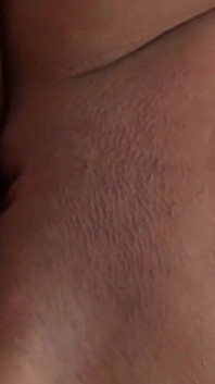 Une blonde tatouée fait une gorge profonde jusqu’à l’étouffement, se fait défoncer la chatte et le cul !