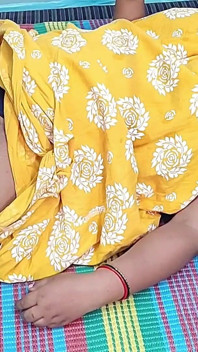 aaj pahli baar apni sauteli mammi ko choda aur uski choot ka svad chakha