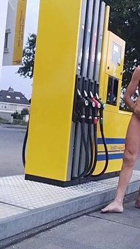 Гола на заправці