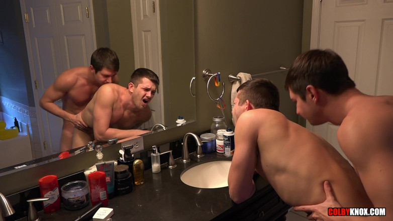 Colby Knox: Quickie bilik air dengan Colby dan Mickey tanpa kondom