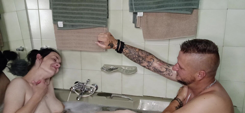 Bigjoefuckalott: 我和我的继妹在洗澡