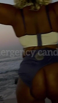 할로윈은 끝날 수도 있지만이 장난 꾸러기 토끼는 여전히 해변 아침순서에서 놀아야했습니다.