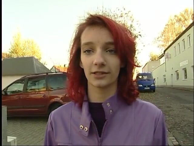 Dirty Teeny: Ragazza rossa con tette piccole fa un pompino incredibile al...