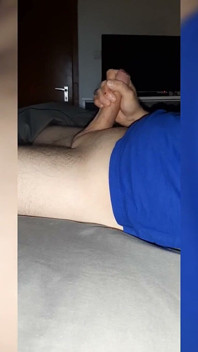 Grande pau branco é masturbado até gozar 2