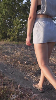 Procházky venku a ukazování zadku pod sukní
