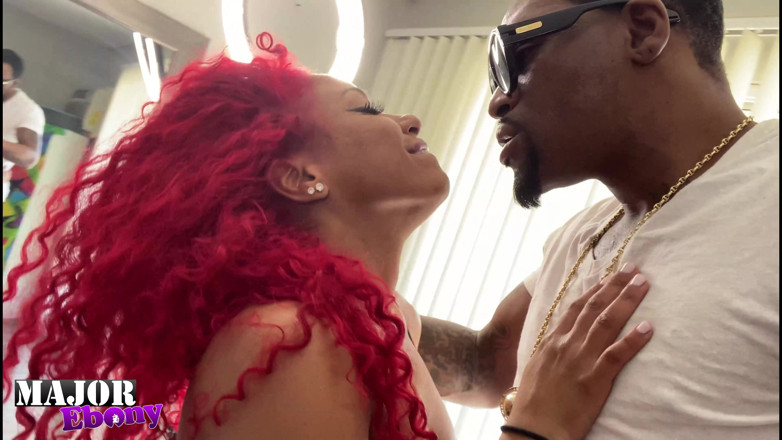 Major Ebony: Barbie la rousse squirte en baisant une grosse bite noire !