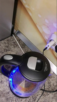 Dotykam się jękiem podczas śniadania.