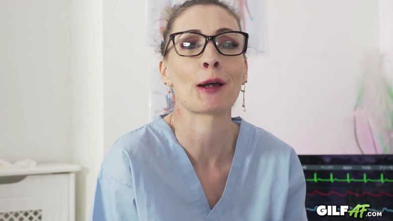 Gilf AF: นางพยาบาลหีหลวมผอมบาง GILF Scarlet Louse อยากโดนแตกคาหี