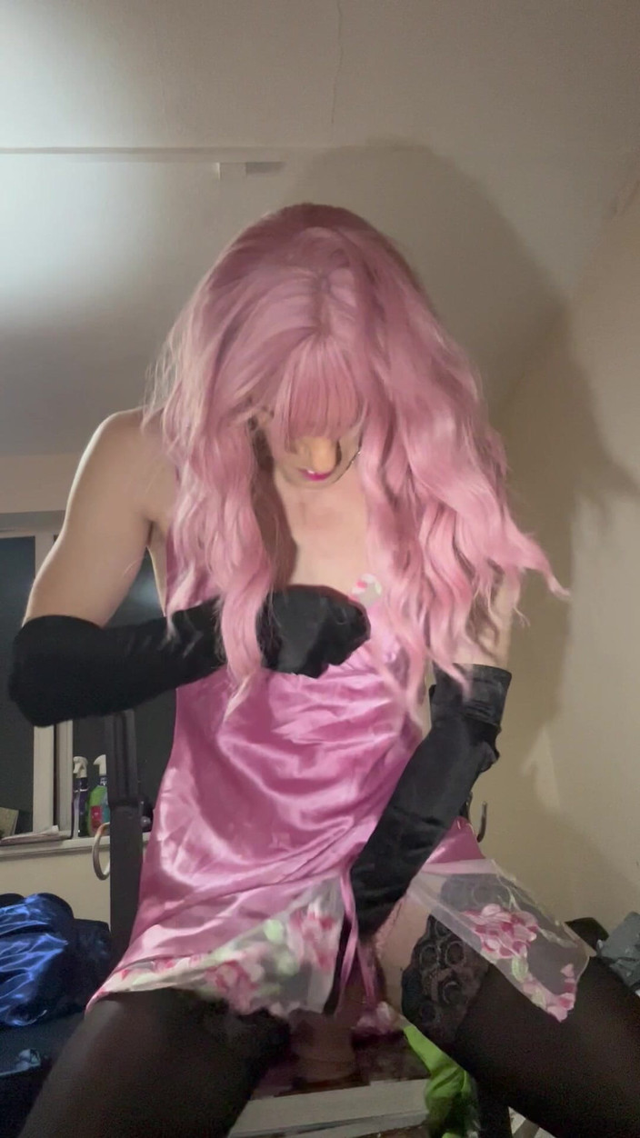 Jessica silk: Jess Silk berijdt dildo