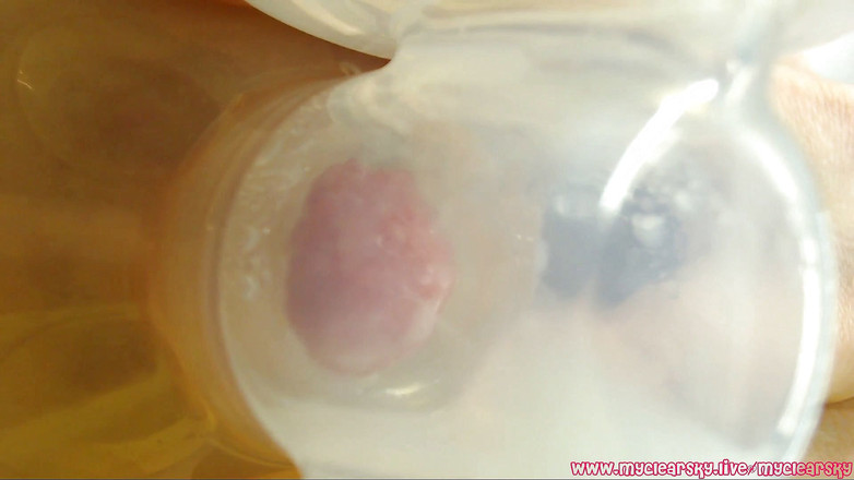 MyClearSky: Roztomilá holka si dojí prsa pumpou