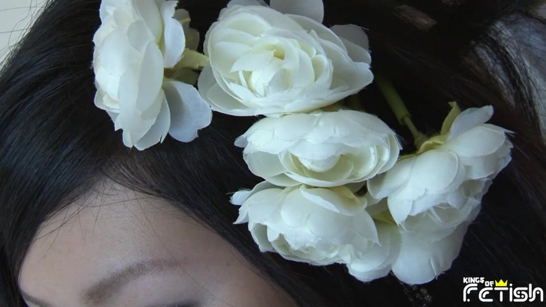 Pure Japanese adult video ( JAV): Une Japonaise en robe de mariée suce une grosse bite...