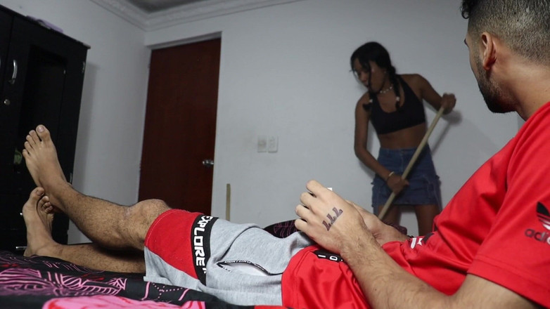 Perlahot69: Vacker städerska förförs av sin chef och betalar honom för...