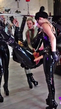Tiga wanita gangbang pelacur getah
