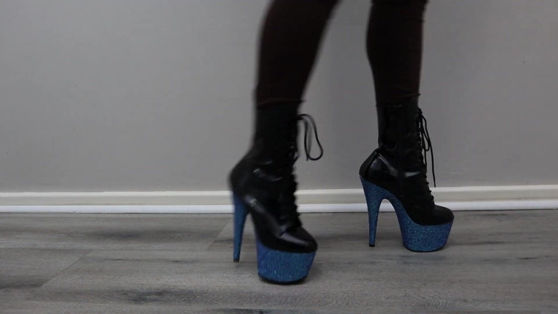 Kinky Lyrical: Çizmeler: farklı çizme çiftlerini modelliyor