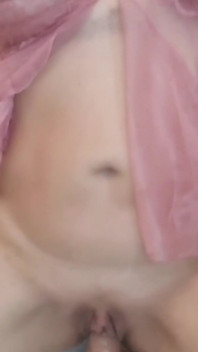Laura, femme sexy, se masturbe et chevauche jusqu’à l’orgasme