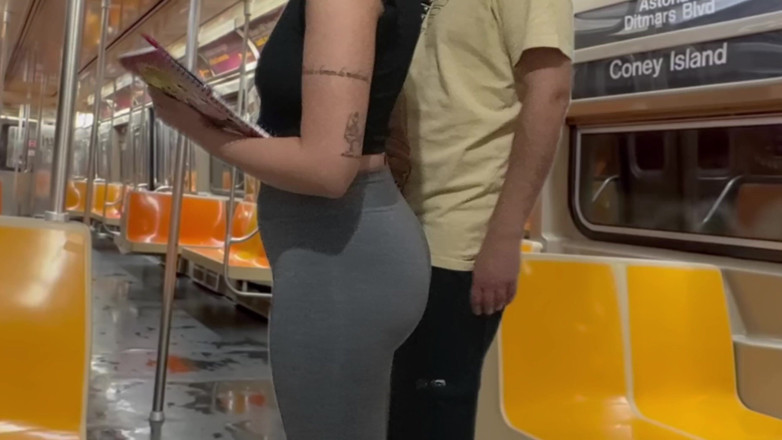 Gabi SweetCouplesStories: Gadis pelajar dicrot di kereta bawah tanah New York.