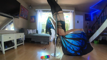 Nasty Nelsons: Une bombasse MILF papillon en pole dance taquine les voisins...