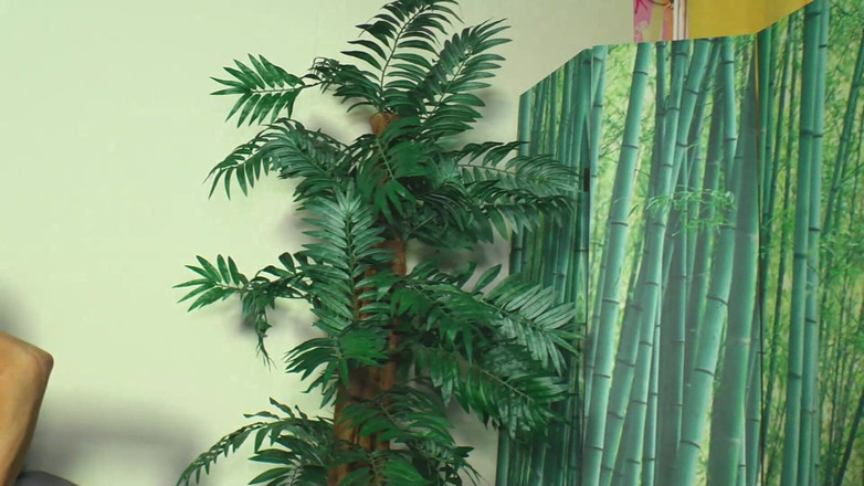 RetroLust: परिपक्व काले बाल वाली को सोफे पर उँगली की जाती और जोरदार चुदाई की जाती है