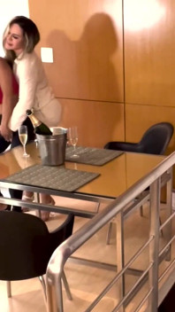 Se întâlnește cu prietena ei la motel ca să ejaculeze ca niște lesbiene curve