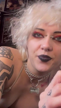 Il piccolo uomo nasconde nella bocca deglitterqueen1999 S mentre succhia il suo cazzo da fidanzato la gigantessa gigantessa fetish