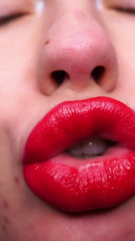 Seducción con lápiz labial rojo