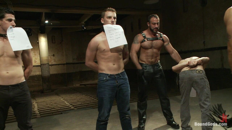 Bound gods: Vente aux esclaves - séance photo en direct