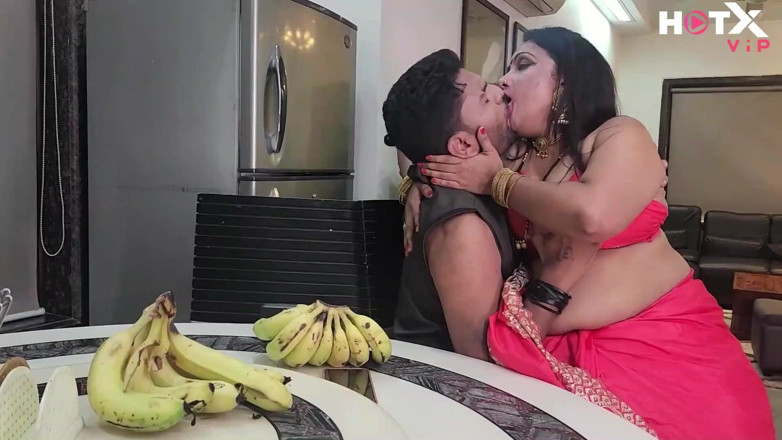 Indianxxx nude: Bhabhi MILF India bertetek besar menanggalkan saree dan berkongkek dengan...