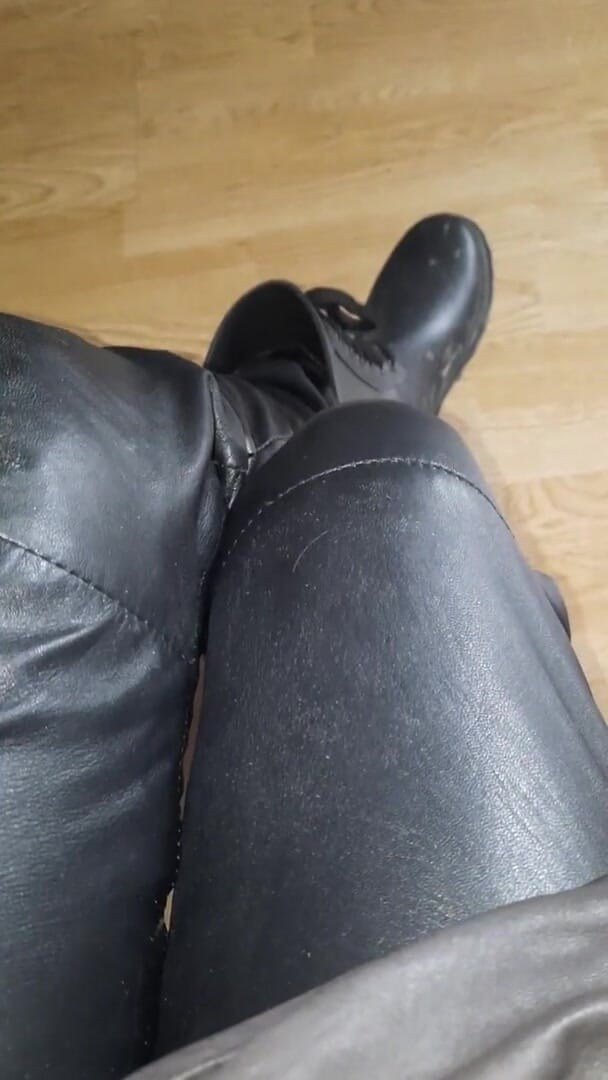 SinDee: Vuile rubberlaarzen met leatherpants