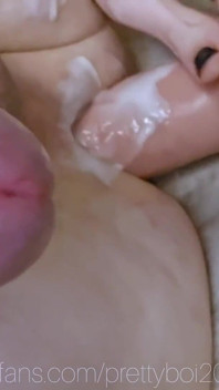 Trans Femboy Abre Sua Bunda Com Enorme Consolo