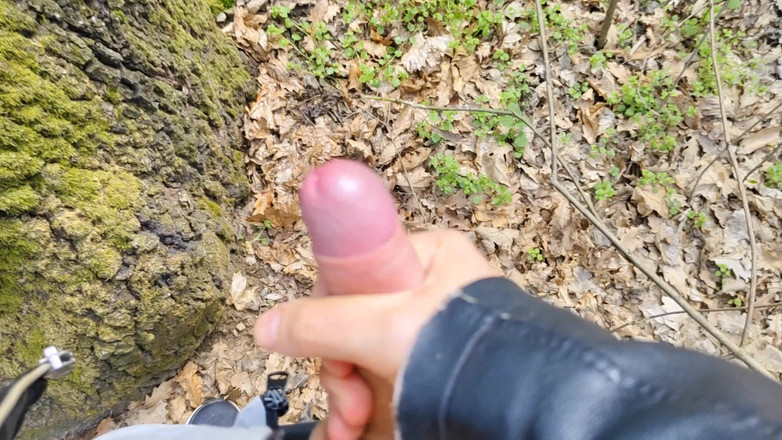 Bayer911: 屋外の小便、オナニー、そして精液