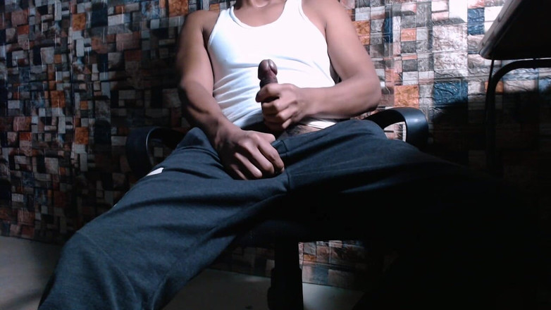 Hornyboy2058: एथलेटिक वियर में एकल पुरुष चरमसुख तक पहुंच रहा है