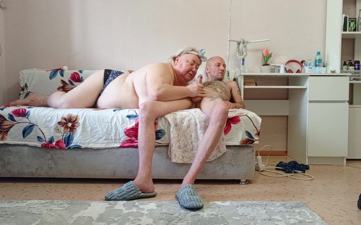 Zona901: Mama vitregă suge pula și are parte de spermă fierbinte pe...