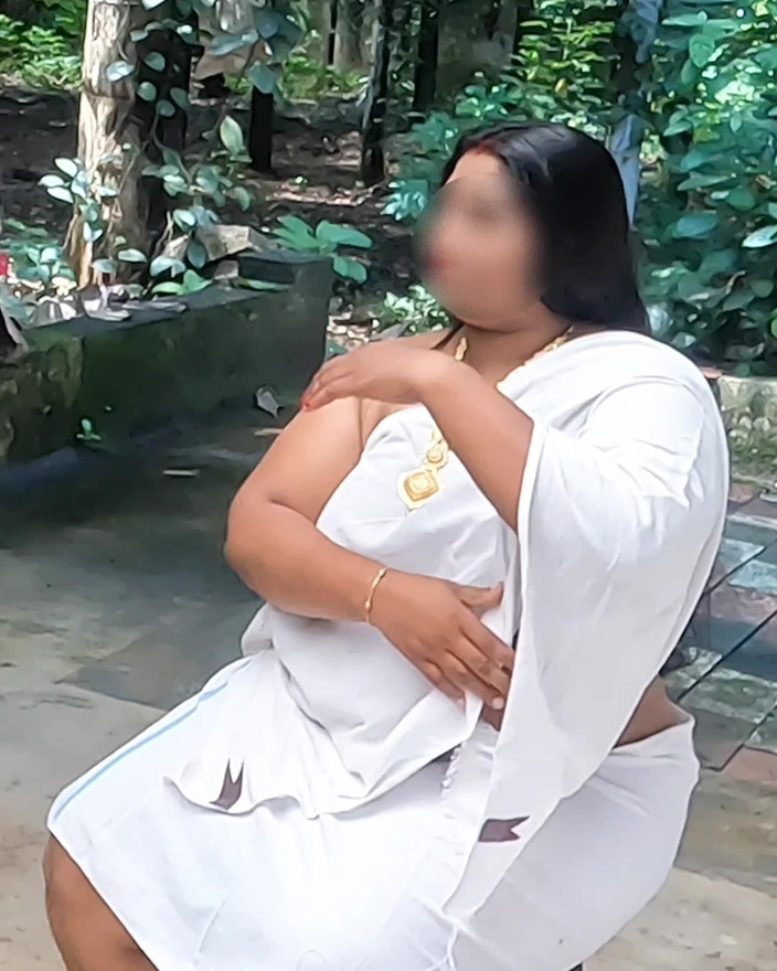 Anne Ipe: Indyjski pulchny w seksownej białej sukience, sesja zdjęciowa topless